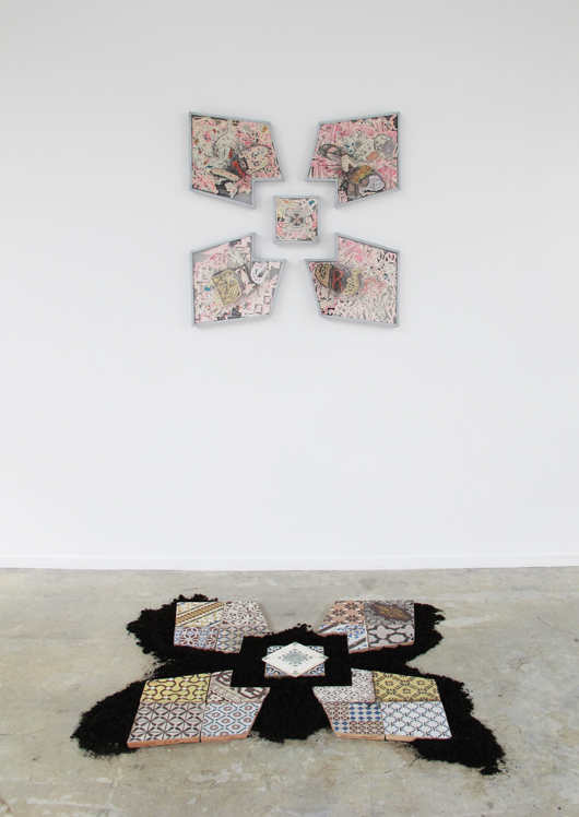 Liberty Fleurs, 2013, installazione composta da terra, maioliche d'epoca e disegni, dimensione variabile