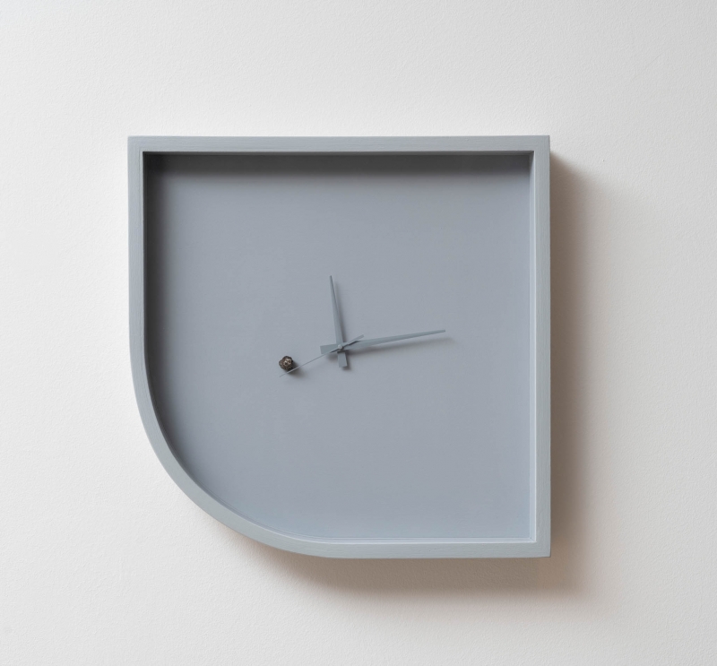 Space o'clock, 2019, orologio su tavola meteorite e magnete, cm 53 x 53. ph Giorgio Benni