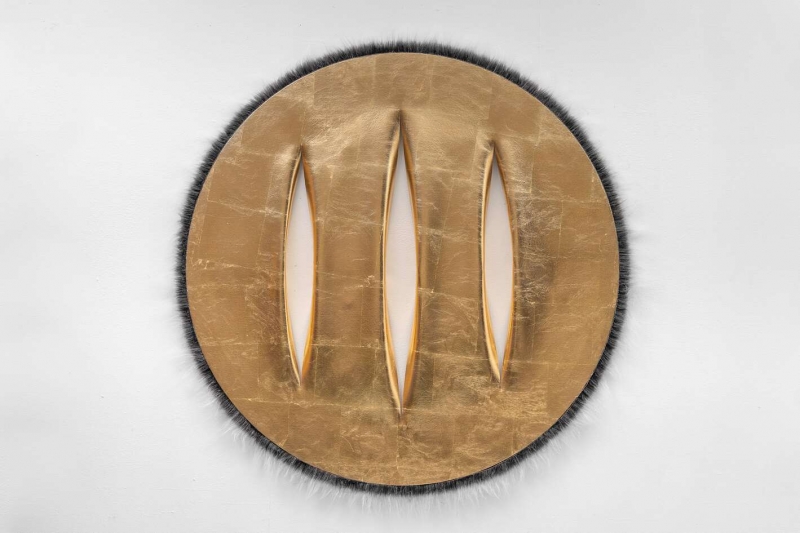 Three cuts in a circle, 2022. Foglia d'oro, acrilico, filo e pelliccia sintetica su tela, cm 100. ph Joao Mascaro