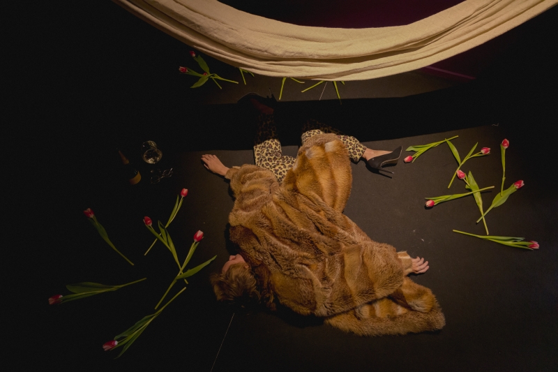 An ounce in fox fur in the hammock #2, 2022. Stampa in metacrilato, cm 60 x 90. ph Ana Pigosso