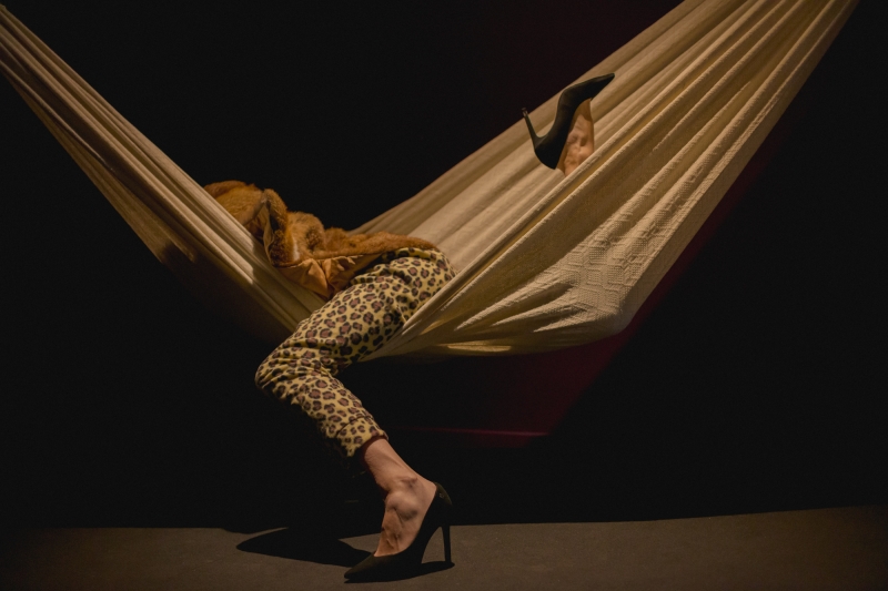 An ounce in fox fur in the hammock #3, 2022. Stampa in metacrilato, cm 60 x 90. ph Ana Pigosso