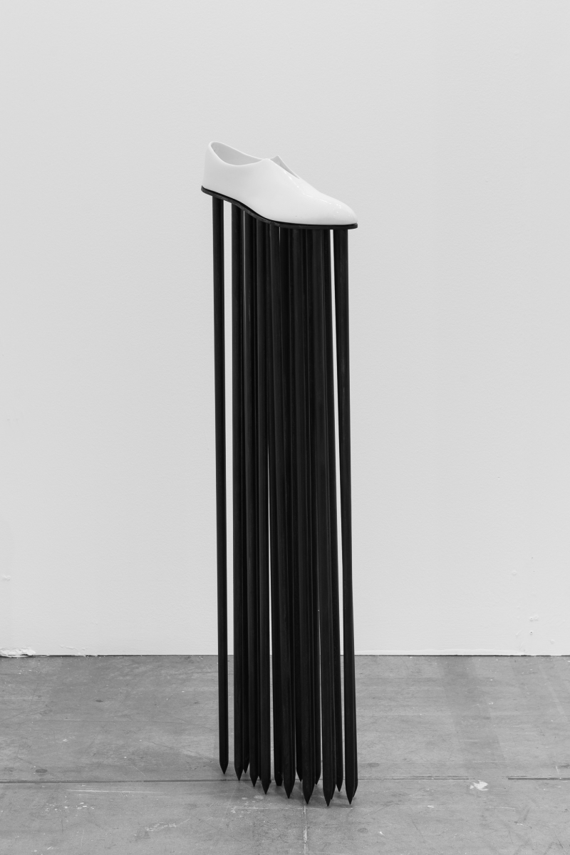 Untitled, 2024. Ceramica smaltata e ferro, cm 98 × 28 × 8
