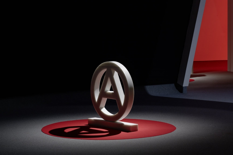 A for Anarchy, 2019-20. Marmo di Carrara e tappeto rosso, diametro cm 150