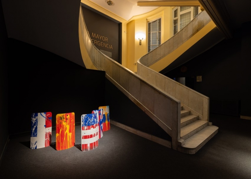 Power as a shield (UN security service), 2025. Installazione, scudi antisommossa, vernice e metallo, dimensioni variabili. Courtesy Círculo de Bellas Artes, Miguel Balbuena